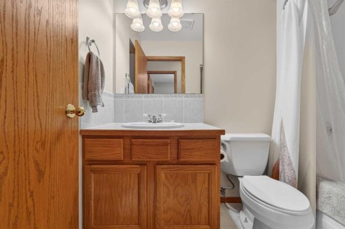 95 Stoney Crescent West, Lethbridge, AB - Indoor Photo Showing Bathroom