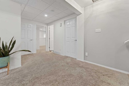 95 Stoney Crescent West, Lethbridge, AB - Indoor Photo Showing Other Room