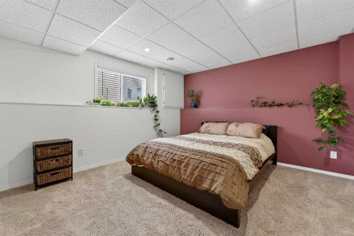 95 Stoney Crescent West, Lethbridge, AB - Indoor Photo Showing Bedroom