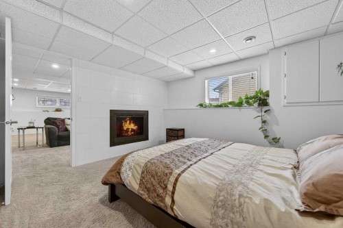 95 Stoney Crescent West, Lethbridge, AB - Indoor Photo Showing Bedroom