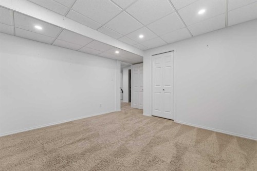 95 Stoney Crescent West, Lethbridge, AB - Indoor Photo Showing Other Room