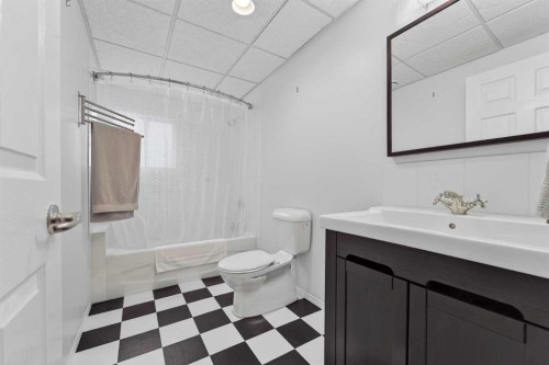 95 Stoney Crescent West, Lethbridge, AB - Indoor Photo Showing Bathroom