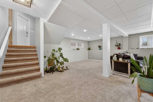 95 Stoney Crescent West, Lethbridge, AB - Indoor Photo Showing Other Room