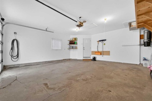 95 Stoney Crescent West, Lethbridge, AB - Indoor Photo Showing Garage