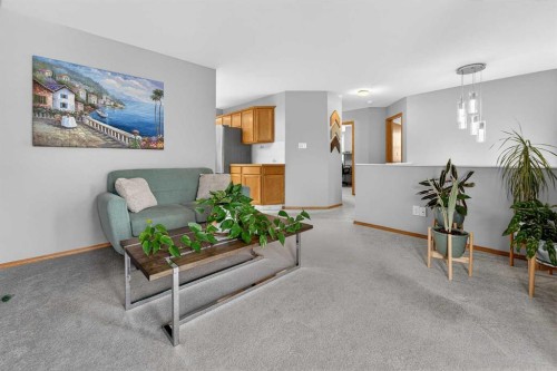 95 Stoney Crescent West, Lethbridge, AB - Indoor Photo Showing Living Room