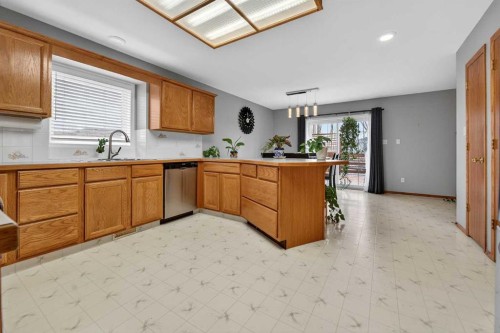 95 Stoney Crescent West, Lethbridge, AB - Indoor Photo Showing Kitchen With Double Sink