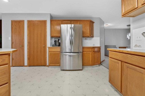 95 Stoney Crescent West, Lethbridge, AB - Indoor Photo Showing Kitchen