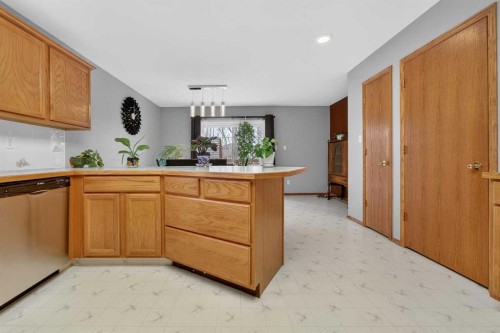 95 Stoney Crescent West, Lethbridge, AB - Indoor Photo Showing Kitchen