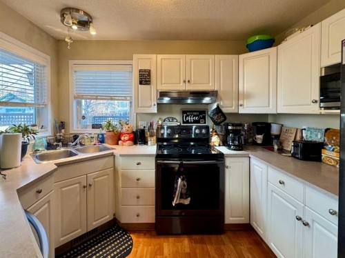 122 Mt Rundle Road West, Lethbridge, AB - Indoor Photo Showing Kitchen With Double Sink
