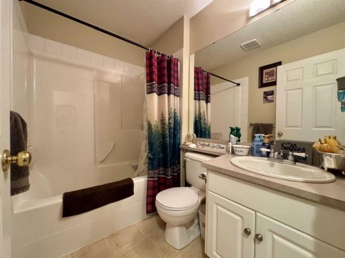 122 Mt Rundle Road West, Lethbridge, AB - Indoor Photo Showing Bathroom