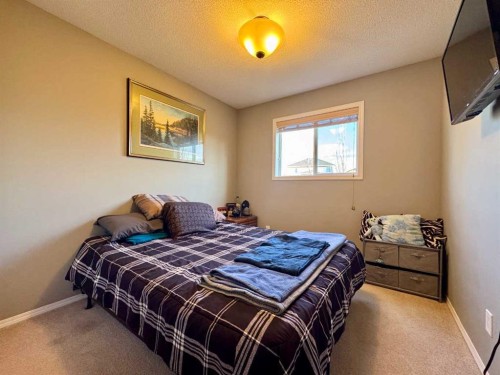 122 Mt Rundle Road West, Lethbridge, AB - Indoor Photo Showing Bedroom