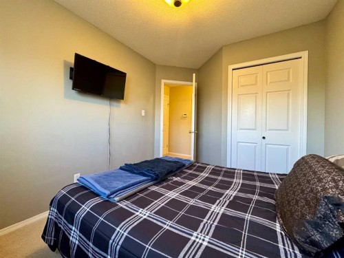122 Mt Rundle Road West, Lethbridge, AB - Indoor Photo Showing Bedroom