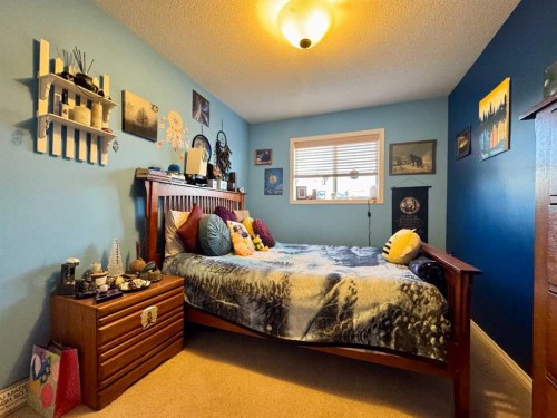 122 Mt Rundle Road West, Lethbridge, AB - Indoor Photo Showing Bedroom