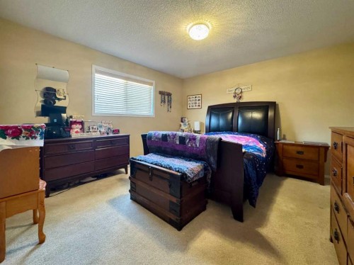 122 Mt Rundle Road West, Lethbridge, AB - Indoor Photo Showing Bedroom