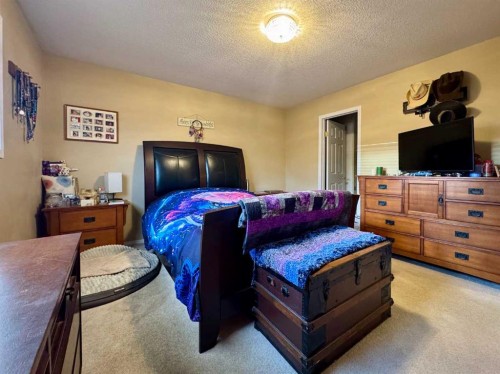 122 Mt Rundle Road West, Lethbridge, AB - Indoor Photo Showing Bedroom