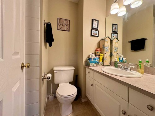 122 Mt Rundle Road West, Lethbridge, AB - Indoor Photo Showing Bathroom