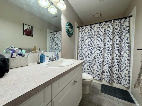 122 Mt Rundle Road West, Lethbridge, AB - Indoor Photo Showing Bathroom