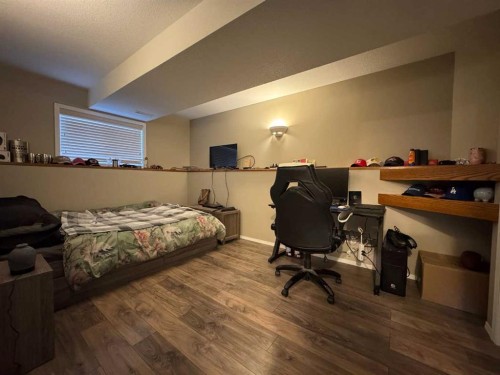 122 Mt Rundle Road West, Lethbridge, AB - Indoor Photo Showing Bedroom