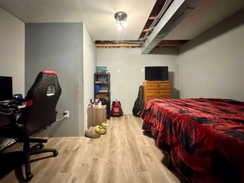 122 Mt Rundle Road West, Lethbridge, AB - Indoor Photo Showing Bedroom