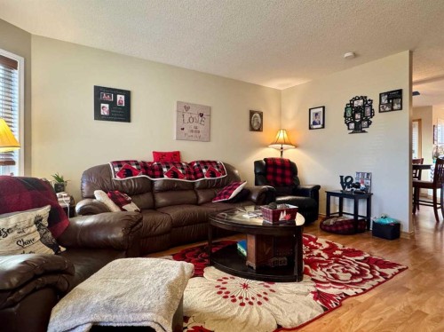 122 Mt Rundle Road West, Lethbridge, AB - Indoor Photo Showing Living Room