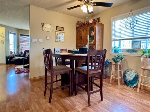 122 Mt Rundle Road West, Lethbridge, AB - Indoor Photo Showing Dining Room