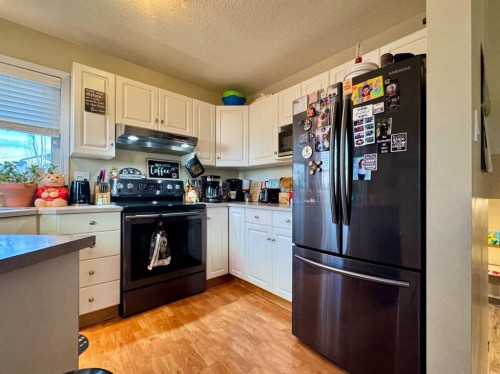 122 Mt Rundle Road West, Lethbridge, AB - Indoor Photo Showing Kitchen
