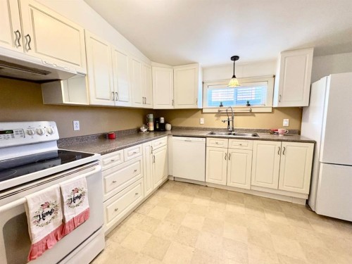 1407 4 Avenue South, Lethbridge, AB - Indoor Photo Showing Kitchen With Double Sink