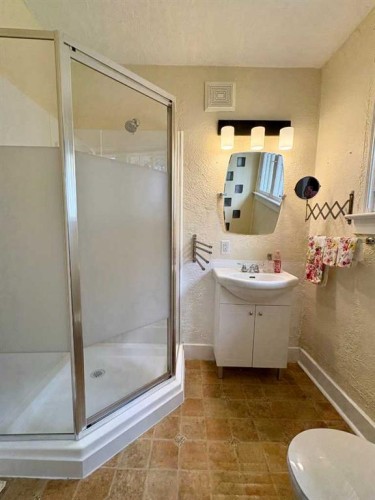 1407 4 Avenue South, Lethbridge, AB - Indoor Photo Showing Bathroom