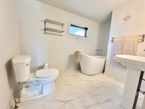 1407 4 Avenue South, Lethbridge, AB - Indoor Photo Showing Bathroom