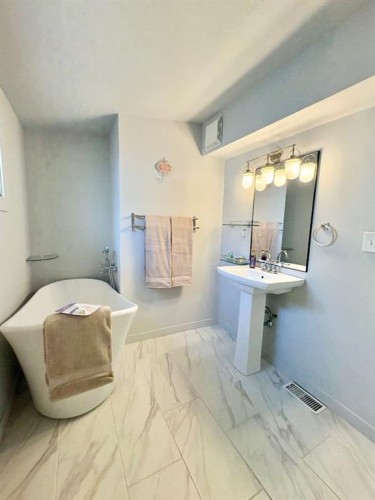 1407 4 Avenue South, Lethbridge, AB - Indoor Photo Showing Bathroom