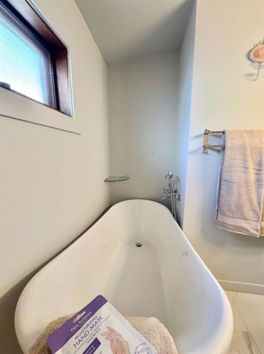 1407 4 Avenue South, Lethbridge, AB - Indoor Photo Showing Bathroom