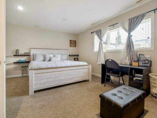 461 Lynx Terrace North, Lethbridge, AB - Indoor Photo Showing Bedroom