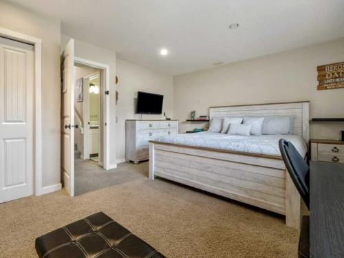 461 Lynx Terrace North, Lethbridge, AB - Indoor Photo Showing Bedroom