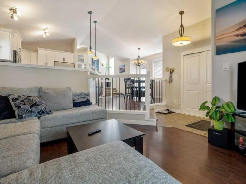 461 Lynx Terrace North, Lethbridge, AB - Indoor Photo Showing Living Room