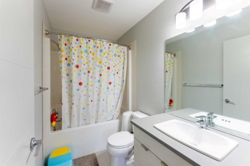 5-478 Highlands Boulevard West, Lethbridge, AB - Indoor Photo Showing Bathroom
