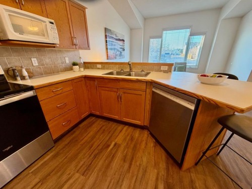 613 Squamish Lane West, Lethbridge, AB - Indoor Photo Showing Kitchen With Double Sink