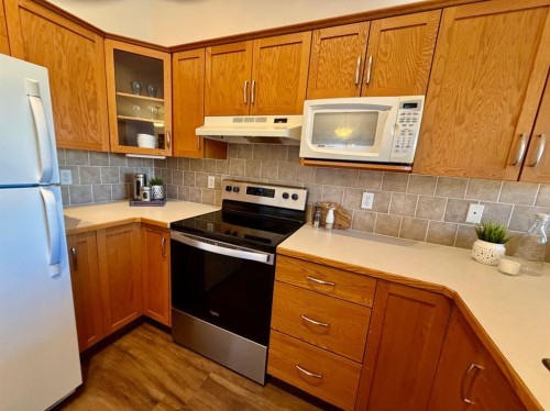 613 Squamish Lane West, Lethbridge, AB - Indoor Photo Showing Kitchen