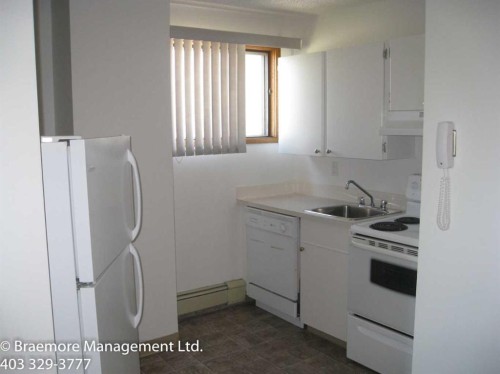 423-21 Berkeley Place West, Lethbridge, AB - Indoor Photo Showing Kitchen