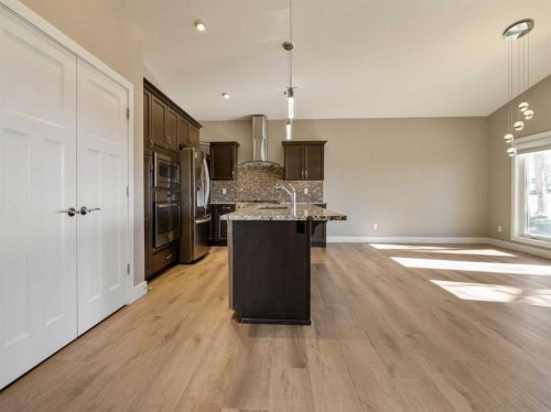 147 Westgate Drive, Coaldale, AB - Indoor Photo Showing Kitchen With Upgraded Kitchen
