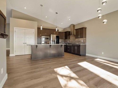 147 Westgate Drive, Coaldale, AB - Indoor Photo Showing Kitchen With Upgraded Kitchen
