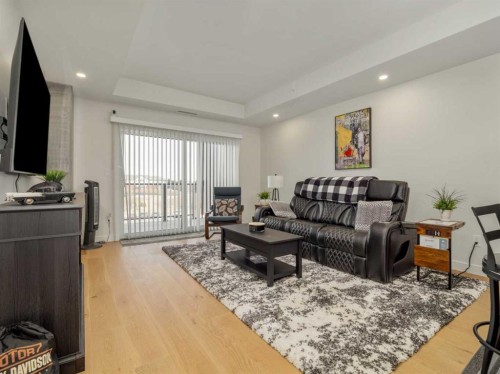 218-102 Scenic Drive North, Lethbridge, AB - Indoor Photo Showing Living Room