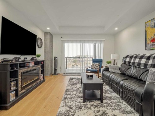 218-102 Scenic Drive North, Lethbridge, AB - Indoor Photo Showing Living Room