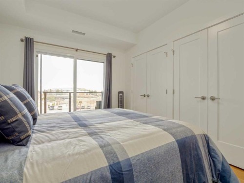 218-102 Scenic Drive North, Lethbridge, AB - Indoor Photo Showing Bedroom