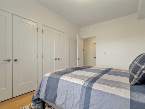 218-102 Scenic Drive North, Lethbridge, AB - Indoor Photo Showing Bedroom