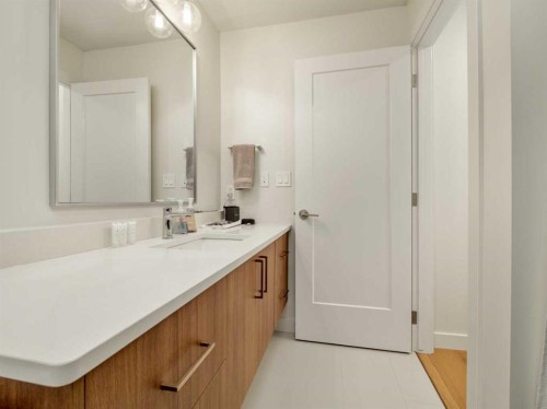 218-102 Scenic Drive North, Lethbridge, AB - Indoor Photo Showing Bathroom