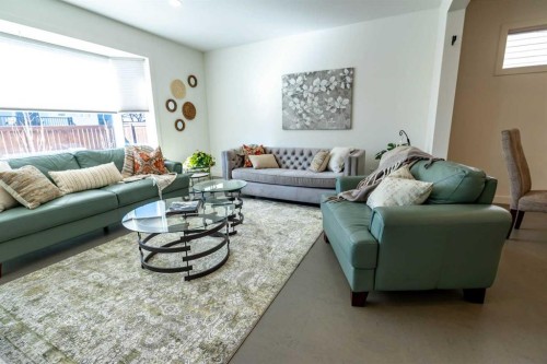 108 Gateway Mews South, Lethbridge, AB - Indoor Photo Showing Living Room