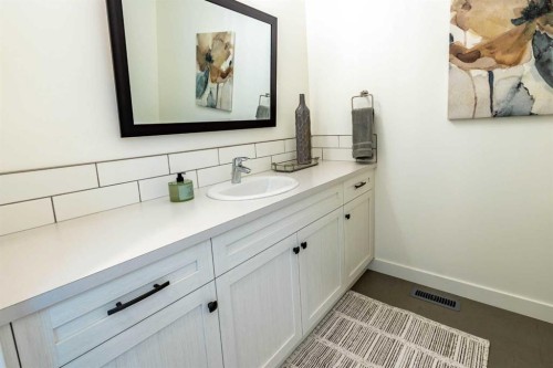 108 Gateway Mews South, Lethbridge, AB - Indoor Photo Showing Bathroom