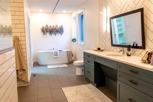 108 Gateway Mews South, Lethbridge, AB - Indoor Photo Showing Bathroom