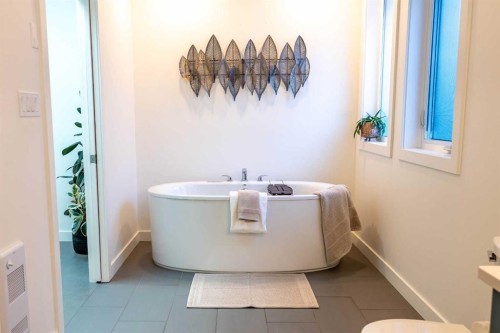 108 Gateway Mews South, Lethbridge, AB - Indoor Photo Showing Bathroom