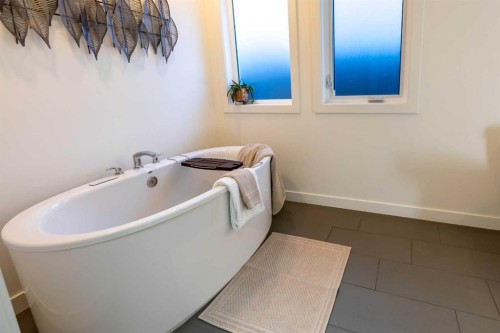 108 Gateway Mews South, Lethbridge, AB - Indoor Photo Showing Bathroom